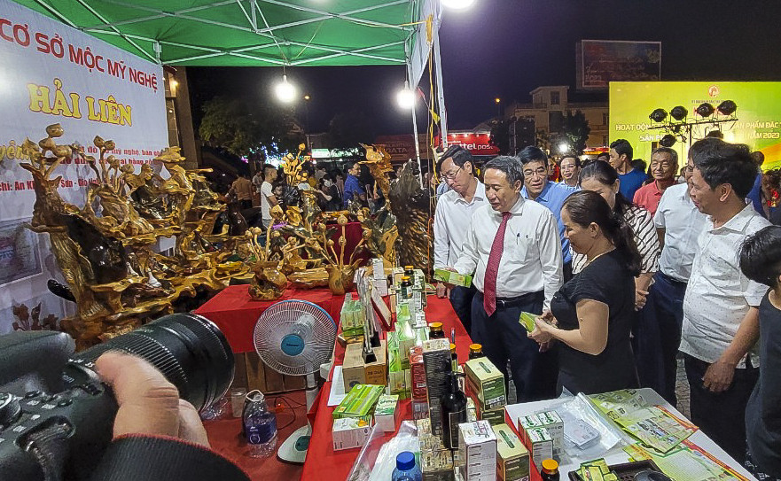 Các gian hàng sản phẩm OCOP thu hút nhiều người tham quan